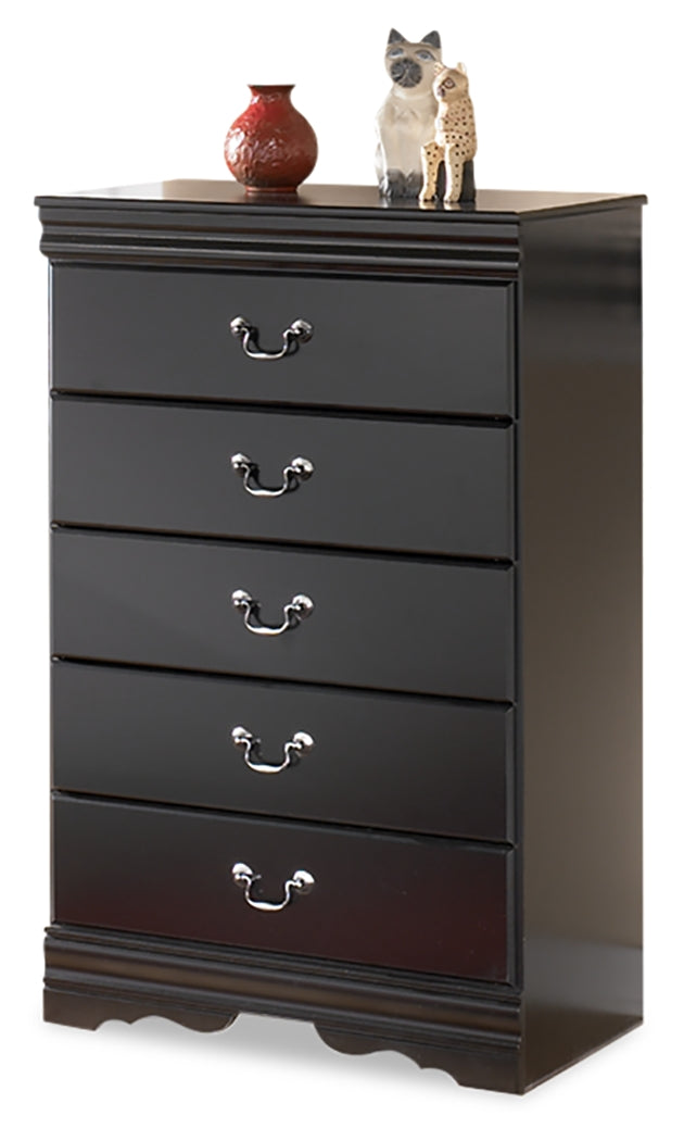 Huey Vineyard Full Sleigh Bed, Chest and Nightstand