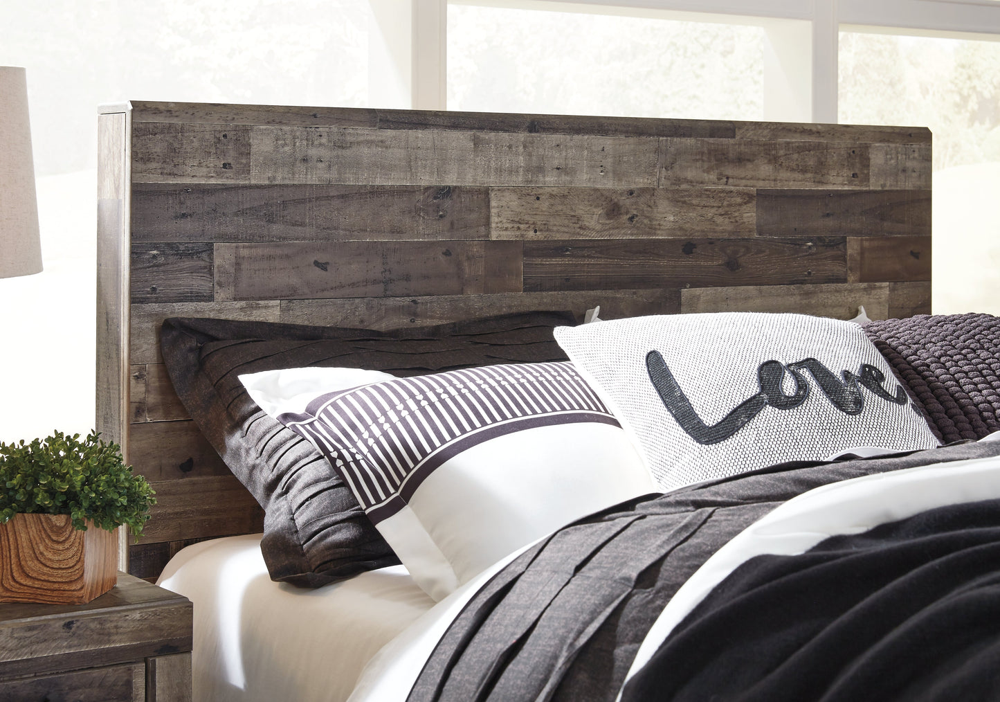 Derekson King Panel Bed with 6 Storage Drawers