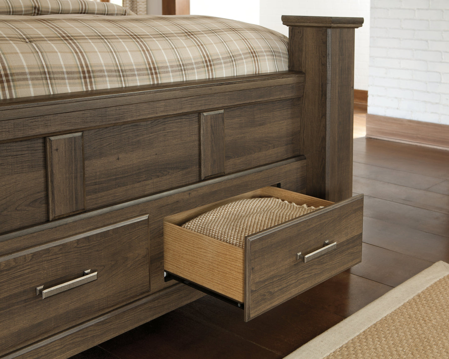 Juararo King Poster Bed, Dresser, Mirror and Chest