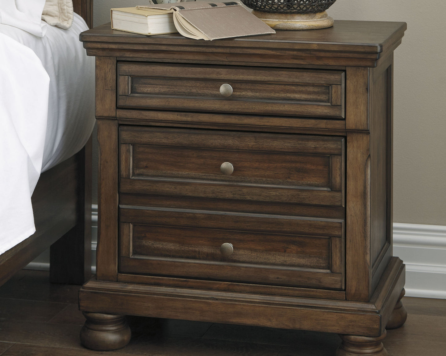 Flynnter King Panel Bed, Dresser, Mirror, and Nightstand