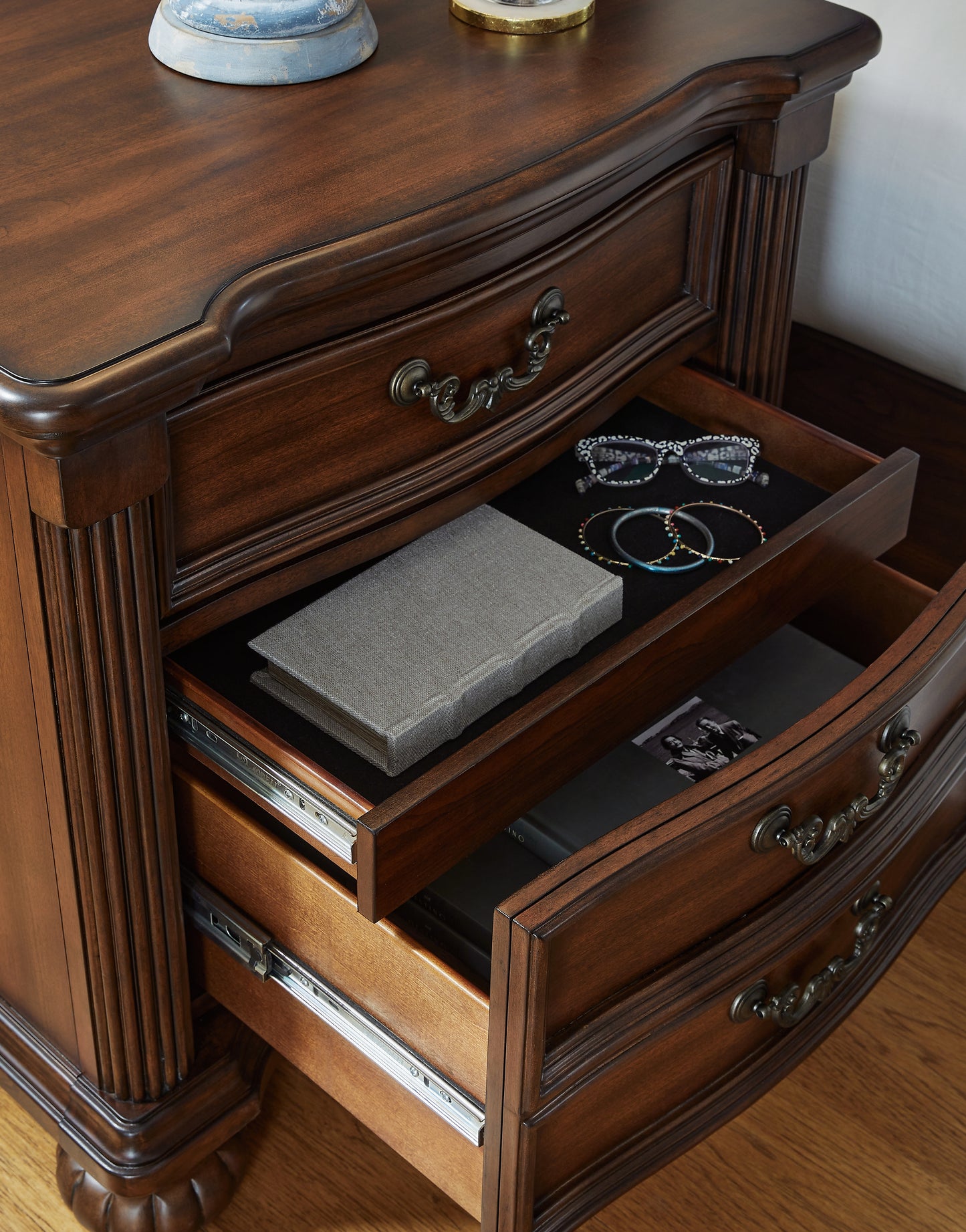 Lavinton Queen Poster Bed, Dresser, Mirror, Chest and 2 Nightstands