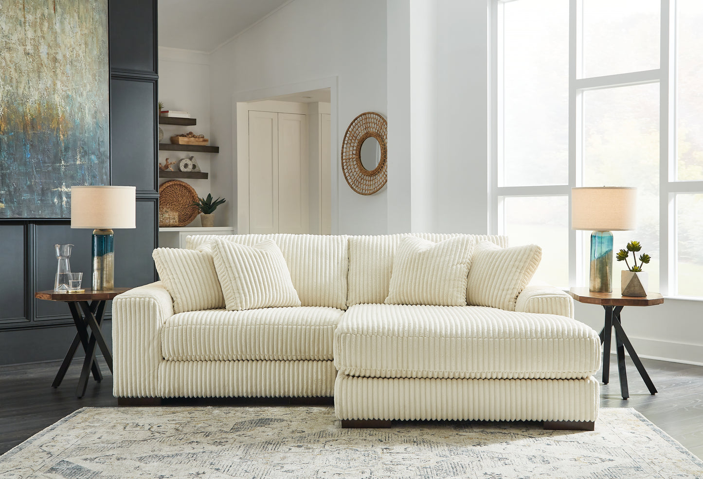 Lindyn 2-Piece Sectional with Chaise