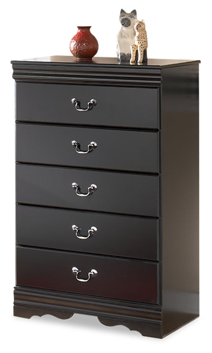 Huey Vineyard Full Sleigh Bed, Chest and Nightstand