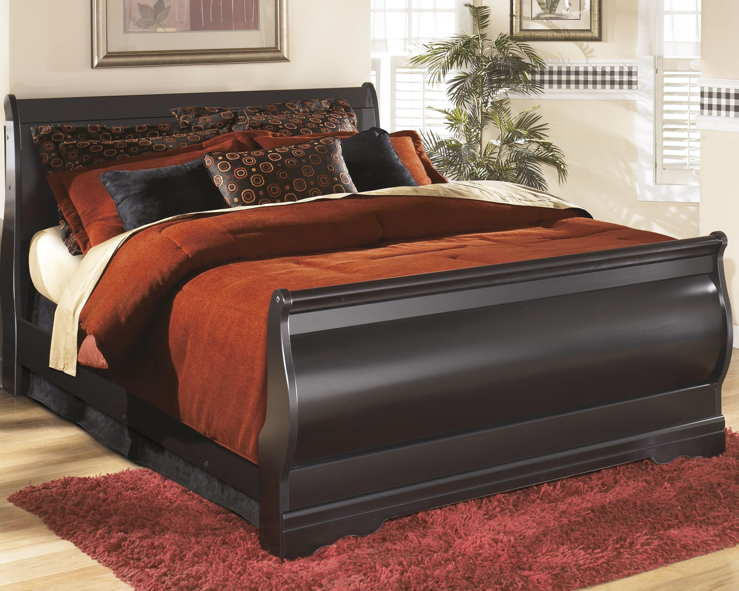 Huey Vineyard Queen Sleigh Bed and Nightstand