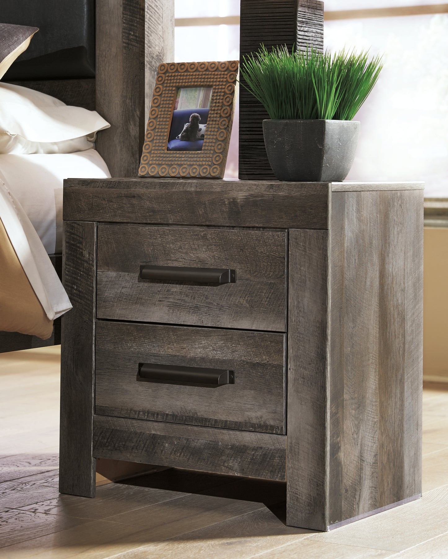 Wynnlow King Poster Bed, Dresser, Mirror and Nightstand