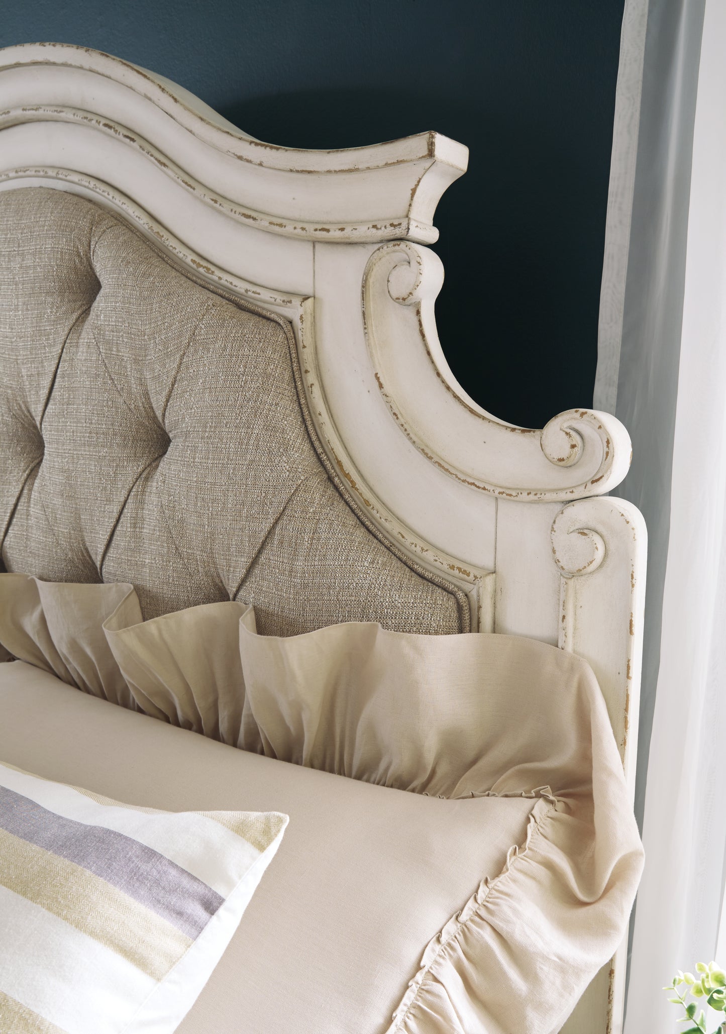 Realyn King Panel Bed, Dresser, Mirror and 2 Nightstands