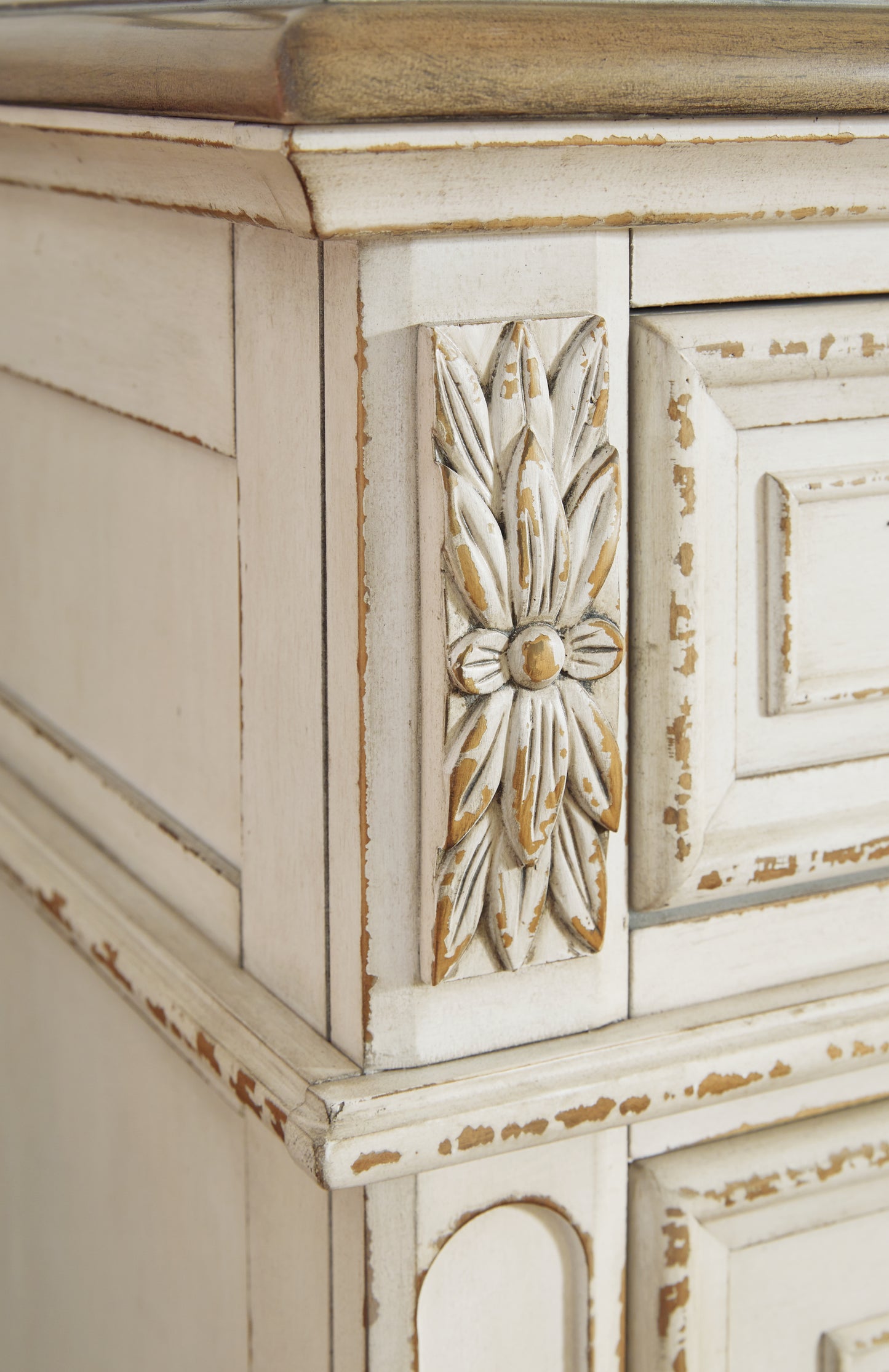 Realyn King Panel Bed, Dresser, Chest and 2 Nightstands