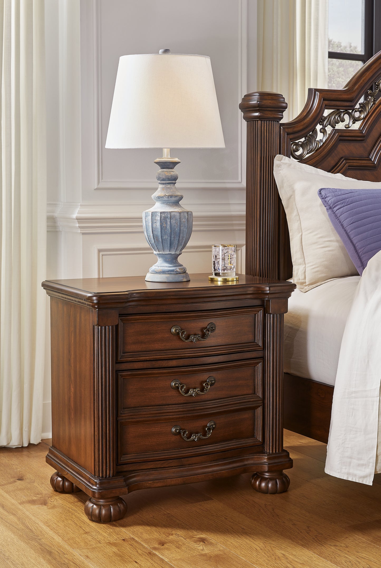 Lavinton Queen Poster Bed, Dresser, Mirror, Chest and 2 Nightstands