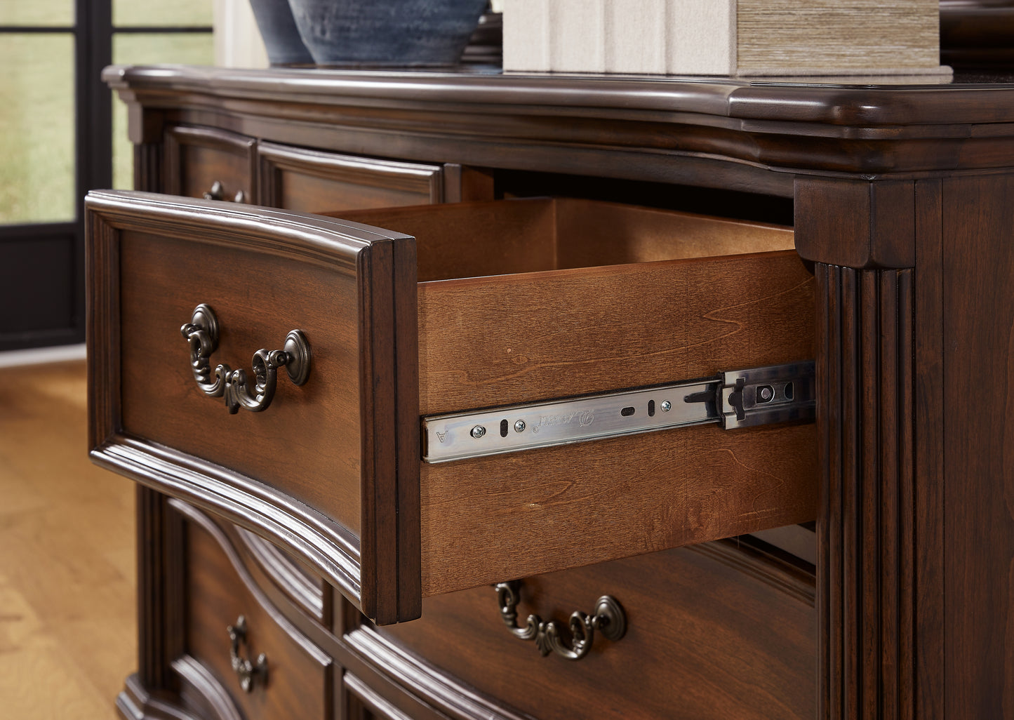 Lavinton Queen Poster Bed, Dresser, Mirror, Chest and 2 Nightstands